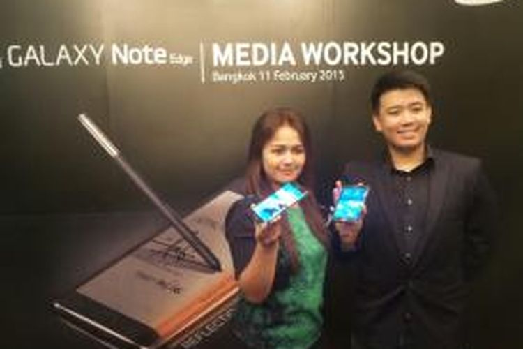 Marketing Director IM Bussiness SEIN, Vebbyna Kaunang (kiri) bersama Flegon Koen, Product Marketing Manager SEIN, saat acara Samsung Note Edge Workshop di Grand Hyatt, Bangkok, Thailand, Rabu (11/2/2015). 