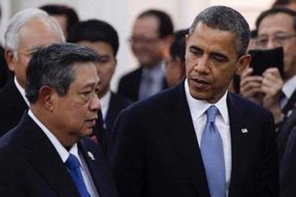 Presiden AS Barack Obama berbincang dengan Presiden RI Susilo Bambang Yudhoyono menjelang pertemuan para pemimpin ASEAN-AS di Phnom Penh, Kamboja, Senin (19/11/2012).