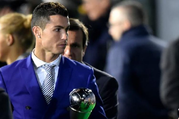 Cristiano Ronaldo melayani permintaan foto seusai menerima penghargaan Pemain Terbaik FIFA 2016 di Zurich, Senin (9/1/2017). 