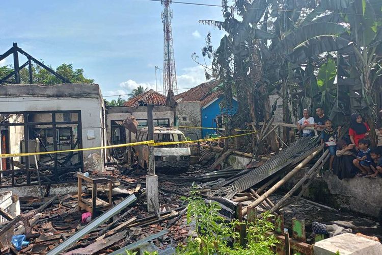 Rumah ludes terbakar akibat mobil meledak di Kecamatan Bungursari, Kota Tasikmalaya, Jawa Barat, Kamis (24/10/2024).