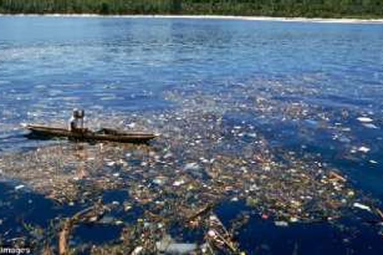 Perairan Mentawai tercemar sampah. 
