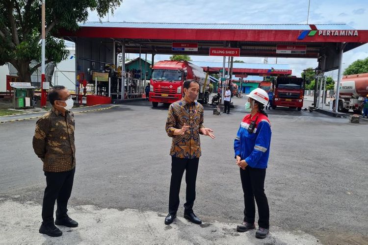 Presiden Joko Widodo (Jokowi) melakukan pengecekan ke Fuel Terminal BBM Pertamina Sanggaran, Pedungan, Denpasar Selatan, Bali, Jumat (3/12/2021).  