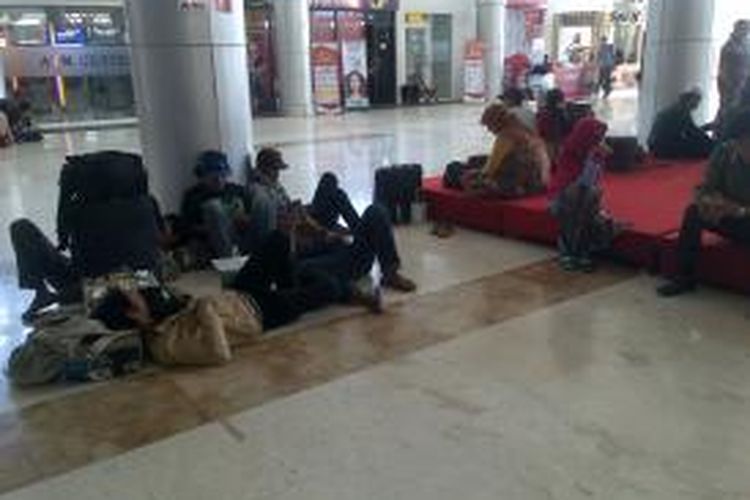 Beberapa penumpang masih menunggu di Bandara Internasional Lombok. 