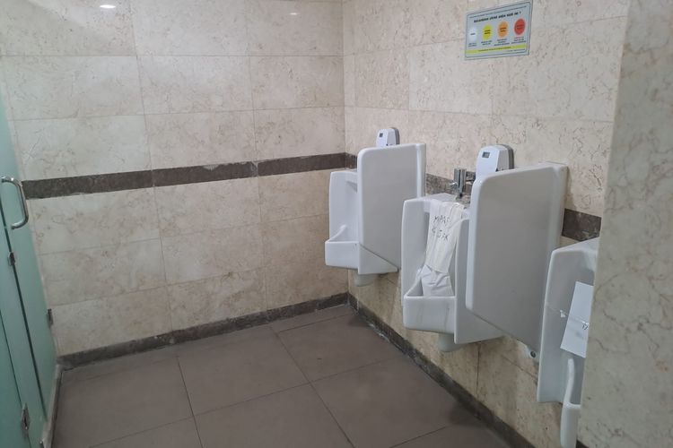 Kondisi toilet rusak di Gedung DPD RI, Senayan, Jakarta Pusat, Kamis (8/6/2023). 