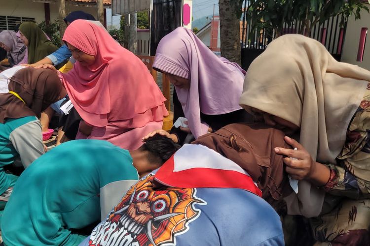 Tangis Haru Warnai Penutupan MPLS di Banyumas, Siswa Sungkem dan Basuh Kaki Orangtua