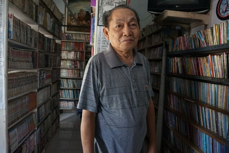 Armanoe (75) yang masih rajin membaca dan menyewakan 11.000 komik dan buku miliknya.