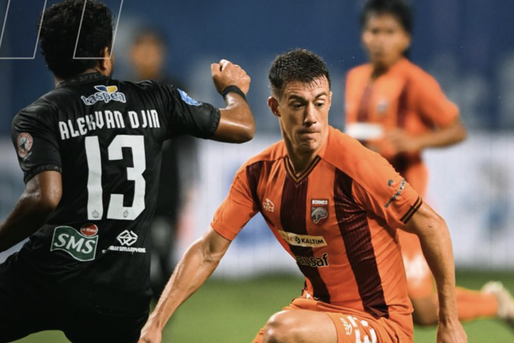 Perebutan bola antara Mariano Peralta dengan Dodi Alexvan Dijn dalam laga pekan ke-18 Liga 1 2024-2025 antara Borneo FC vs Semen Padang di Stadion Batakan, Balikpapan, Selasa (14/1/2025).