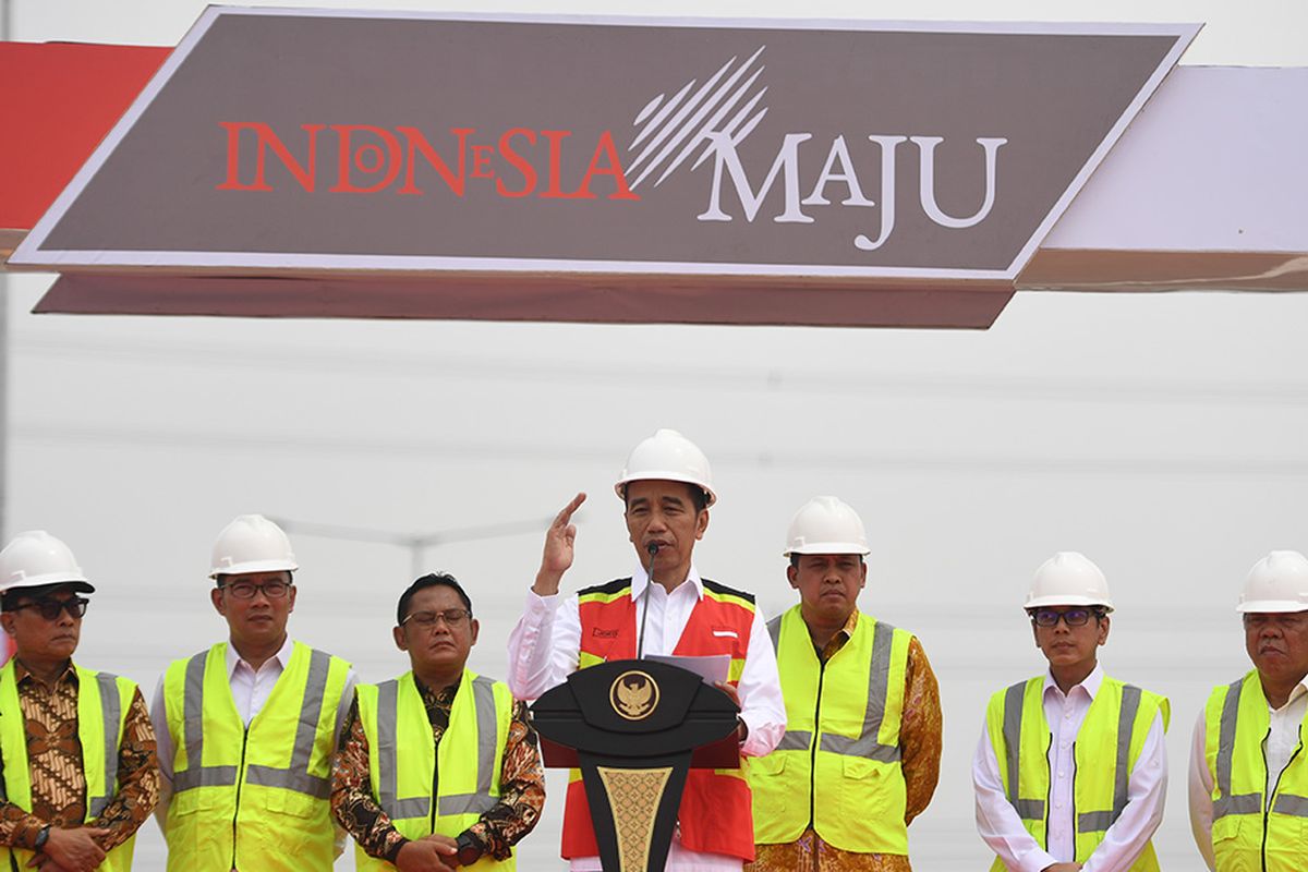 Presiden Joko Widodo (tengah) berpidato sebelum meresmikan Jalan Tol Layang Jakarta-Cikampek di KM 38, Cikarang, Bekasi, Jawa Barat, Kamis (12/12/2019). Jalan tol tersebut akan dibuka untuk mendukung arus lalu lintas libur Natal 2019 dan Tahun Baru 2020.