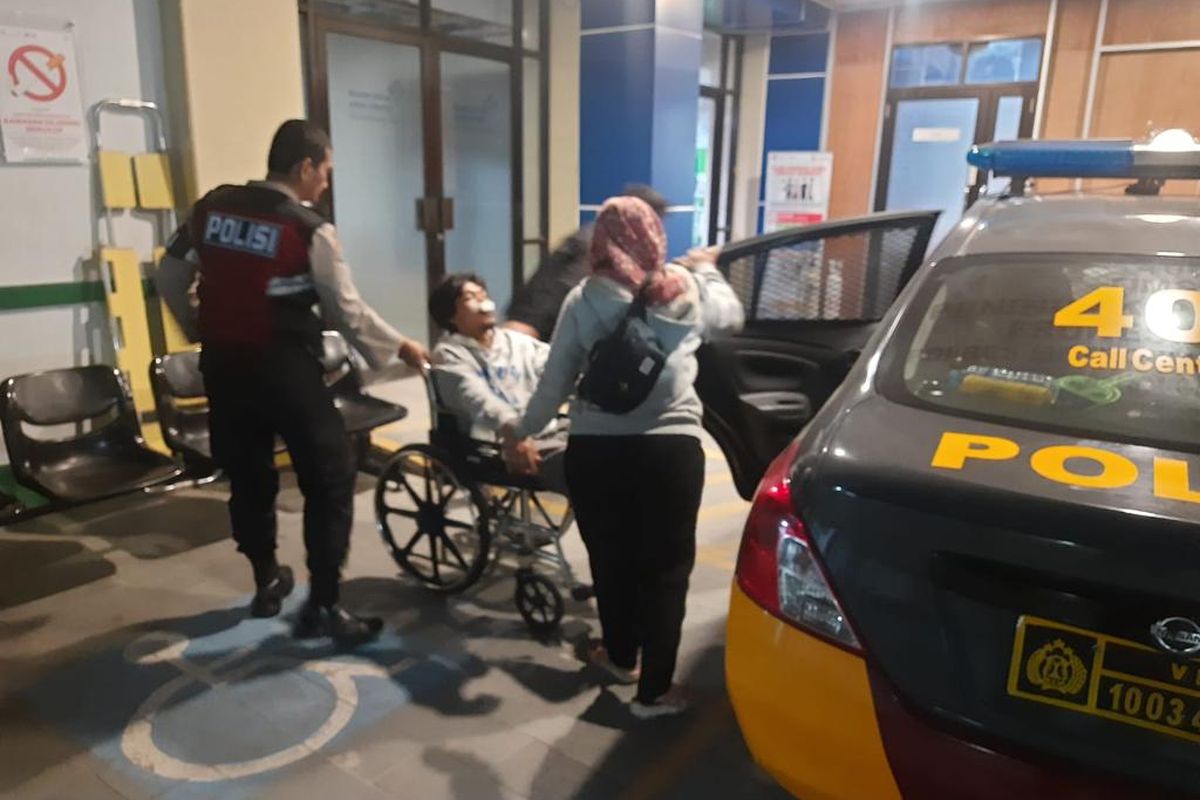 Petugas kepolisian dari Polres Metro Jakarta Selatan saat mengantarkan korban penjambretan di bilangan Pancoran, Jakarta Selatan, ke Rumah Sakit Umum Pusat (RSUP) Fatmawati, Kamis (20/7/2023).