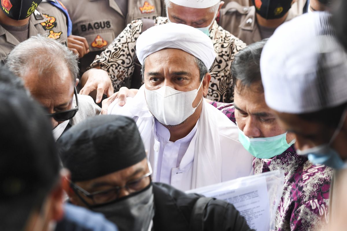 Pemimpin Front Pembela Islam (FPI) Habib Rizieq Shihab (tengah) bersiap menjalani pemeriksaan di Mapolda Metro Jaya, Jakarta, Sabtu (12/12/2020). Rizieq Shihab tiba di Mapolda Metro Jaya untuk diperiksa sebagai tersangka kasus pelanggaran protokol kesehatan terkait kerumunan di Petamburan, Tanah Abang, Jakarta pada 14 November lalu. ANTARA FOTO/Hafidz Mubarak A/foc.