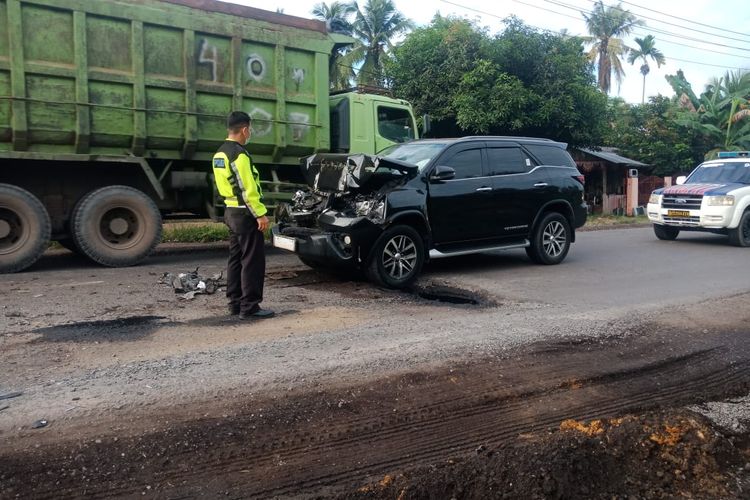 Mobil fortuner yang ditumpangi Bupati Merangin Mashuri ringsek karena menabrak truk yang berhenti mendadak, pada Kamis (9/9/2021). 