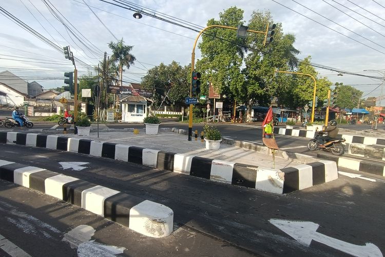 Pembatas jalan di simpang 3 JLT Tukum, Lumajang, Jatim.