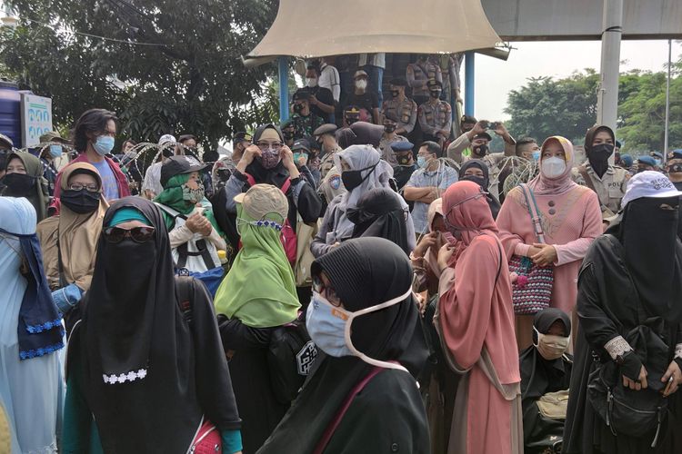 Massa berkumpul di PN Jaktim saat sidang dengan terdakwa Rizieq Shihab, Jumat (19/3/2021).