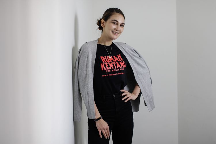 Artis peran Luna Maya berkunjung ke Kantor Redaksi Kompas.com untuk promo film Rumah Kentang: The Beginning, Kamis (7/11/2019). 