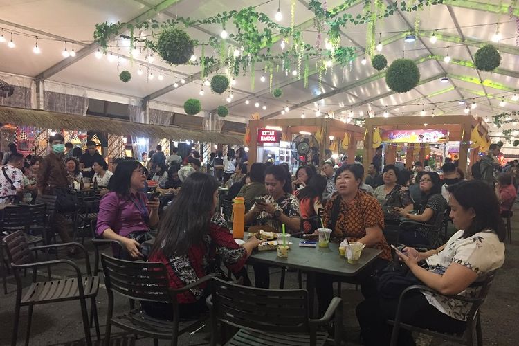 Pengunjung sedang menikmati waktu bersama di Jakarta Street Food Festival 2018 di La Piazza, Summarecon Kelapa Gading, Jumat (09/11/2018).