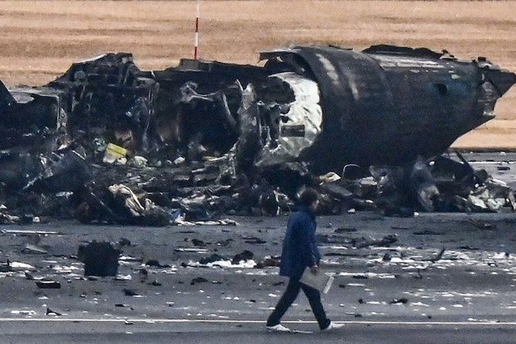 Bangkai pesawat Japan Airlines JAL516 yang terbakar di bandara internasional Haneda, Tokyo, Jepang, Rabu (3/1/2024). Pesawat Japan Airlines tabrakan dengan pesawat Penjaga Pantai (Coast Guard) di landasan pacu pada Selasa (2/1/2024). Semua 379 orang di pesawat JAL selamat, tetapi lima kru Penjaga Pantai tewas.