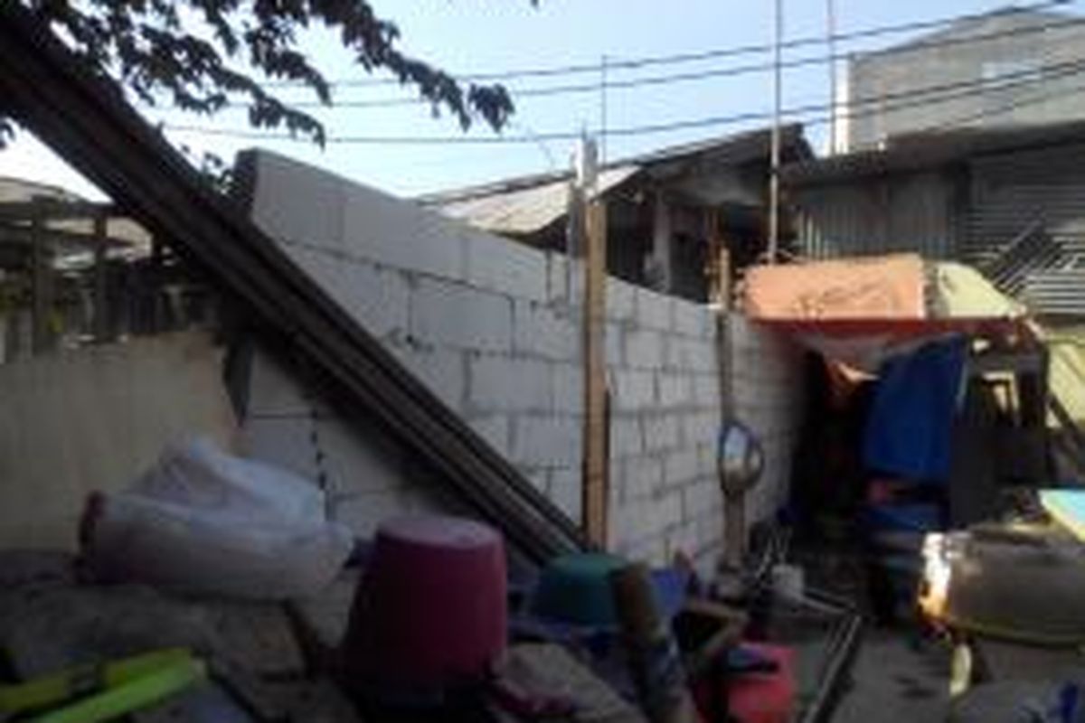Warga Cikarang membangun tembok di tengah Jalan Anggrek.
