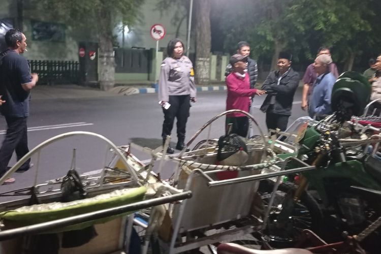Aparat dari Polres Pasuruan Kota dan TNI dari Kodim 0819 Pasuruan masih bersiaga di depan Kantor DPRD Kota Pasuruan, Jawa Timur, Selasa (02/09/2025) malam. 