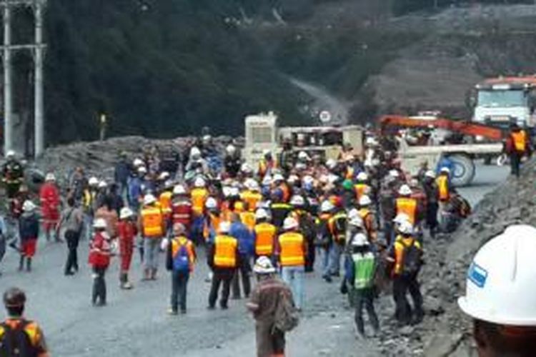 Ratusan pekerja tambang PT. Freeport Indonesia (PTFI) yang mengaku dari kelompok 7 suku melakukan unjuk rasa memblokade jalan tambang di Mil 72, Ridge Camp, Distrik Tembagapura, Kabupaten Mimika, Senin (16/3/2015)