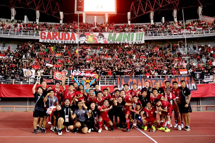 Timnas Indonesia foto bersama penonton seusai mencetak gol ke gawang Vietnam saat pertandingan Kualifikasi Piala Asia U20 2023 melawan Vietnam yang berakhir dengan skor 3-2 di Stadion Gelora Bung Tomo Surabaya, Minggu (18/9/2022) malam.