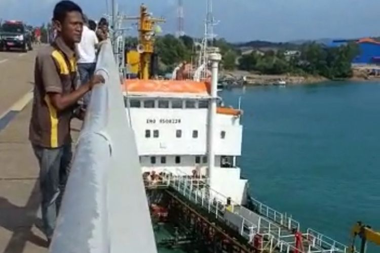 Kapal Tangker MT Eastern Glory yang sedang labuh jangkar di Perairan pulau Akar Barelang, hayut hingga menghantam Jembatan II Barelang, Batam, Kepulauan Riau, Rabu (23/1/2019).
