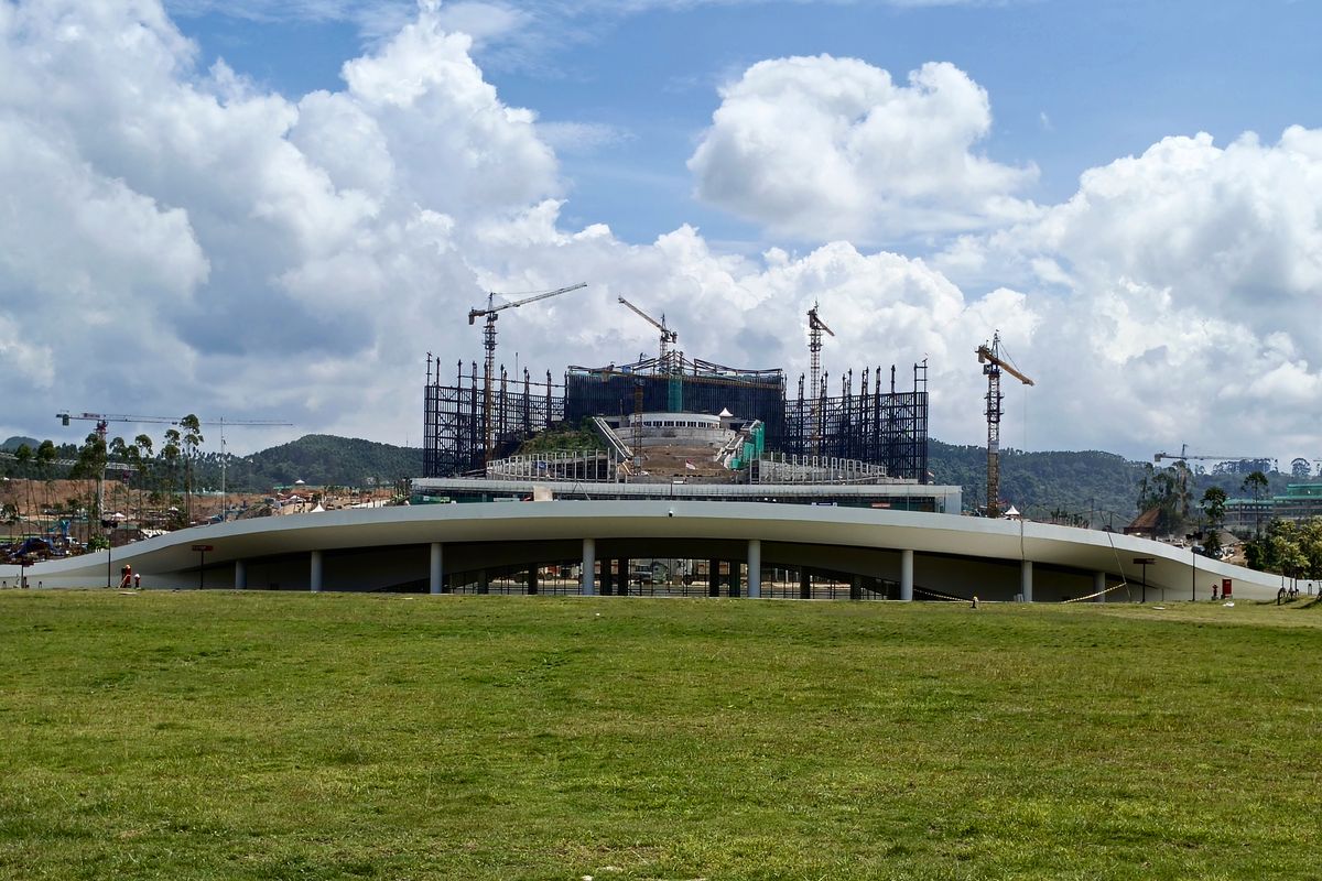 Visitor Center dengan latar belakang Istana Negara, Kantor Presiden, dan Lapangan Upacara di Kawasan Inti Pusat Pemerintahan (KIPP) Ibu Kota Nusantara (IKN)