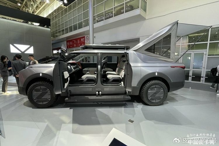 Pikap listrik kabin ganda buatan Dongfeng yang diyakini terinspirasi dari Tesla Cybertruck