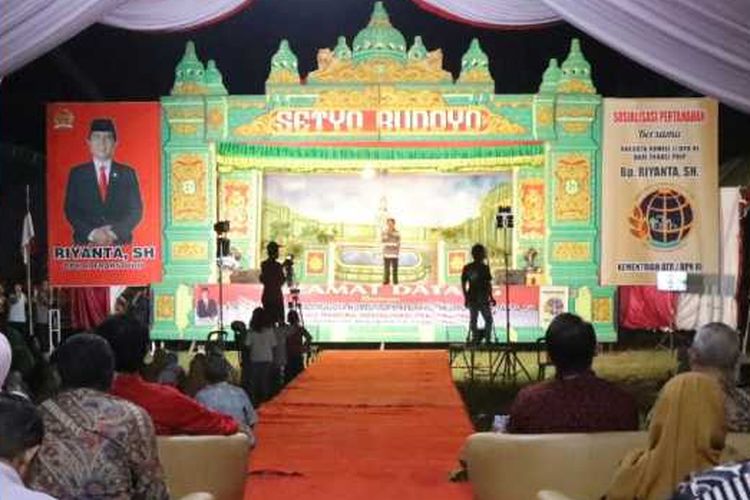 Komisi II Dewan Perwakilan Rakyat Republik Indonesia (DPR RI), Kementerian ATR/BPN memberikan sosialisasi yang dikemas menjadi pertunjukan seni kegemaran warga di Kabupaten Pati, yakni ketoprak. Pagelaran sekaligus sosialisasi ini diselenggarakan di Lapangan Muktiharjo, Kabupaten Pati, Jawa Tengah, pada Jumat (10/03/2023).