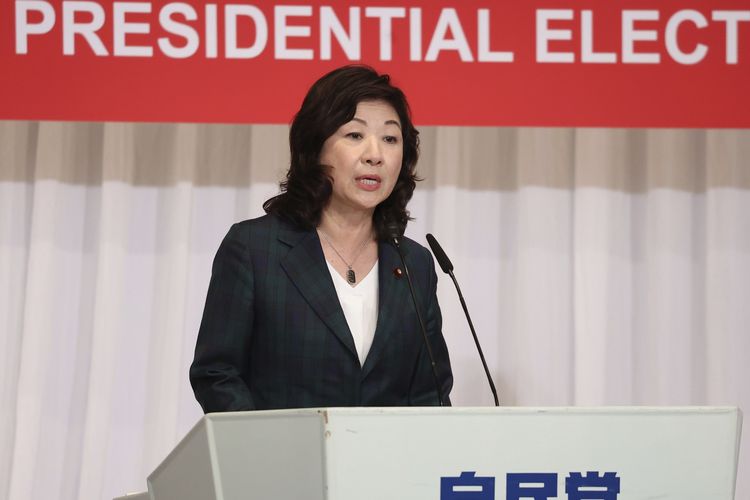 Calon perdana menteri Jepang, Seiko Noda, yang merupakan mantan menteri dalam negeri, berpidato saat kampanye di Tokyo, Jumat (17/9/2021).