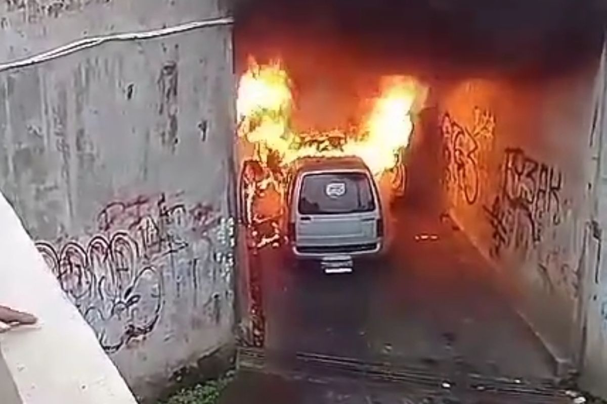 Sebuah mobil carry tua bernopol AA 1374 YC milik Abu Ali Masykuri, warga Desa Krandegan RT 01 RW 03, Kecamatan Bayan, Kabupaten Purworejo tiba-tiba saja terbakar saat melintas di Underpass-Besole, Bayan, Sabtu (10/08/2024) pagi. 