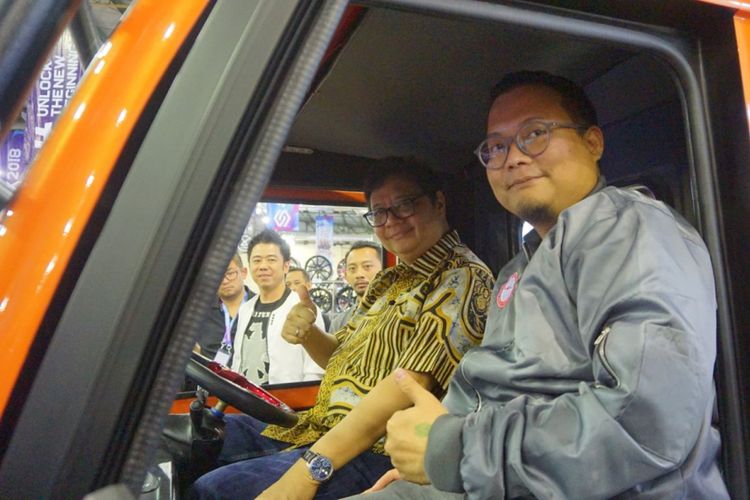 Menteri Perindustrian Airlangga Hartarto mencoba AMMDES modifikasi di pameran IMX 2018