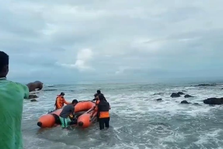 Tim Basarnas Nias bersama keluarga korban, mulai pagi ini Senin (13/7/2020) lakukan pencarian terhadap Amolisi Buulolo, yang terseret ombak saat hendak berswafoto di Pantai Ladeha, Desa Lolomoyo, Kecamatan Amandraya, Kabupaten Nias Selatan, Sumatera Utara, yang terjadi kemarin Minggu sore (12/7/2020).