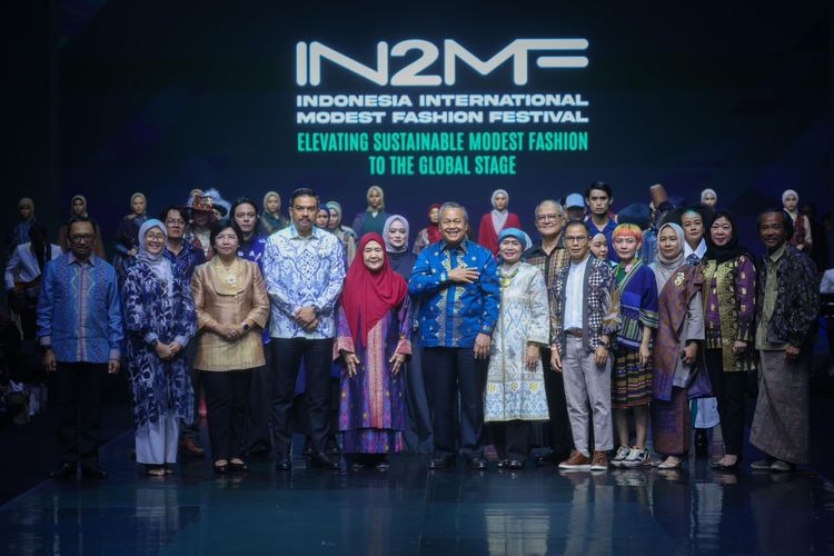 Menteri Usaha Mikro Kecil dan Menengah (UMKM) Maman Abdurrahman mengapresiasi upaya Bank Indonesia (BI) yang menjadi mitra utama dalam penyelenggaraan Indonesia International Modest Fashion Festival (IN2MF). Ia menilai menjadi momentum kebangkitan produk modest fesyen yang diproduksi oleh UMKM.