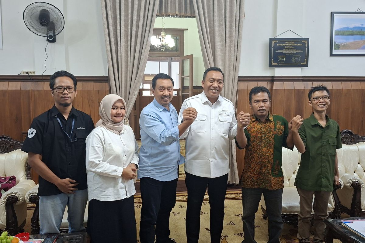 Foto: Bupati Situbondo Yusuf Rio Wahyu Prayogo dan perwakilan jurnalis di Pendopo Rakyat Situbondo pada Rabu (6/8/2025).