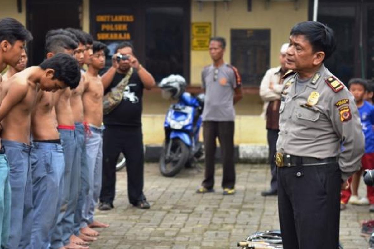 41 pelajar Sekolah Menengah Atas diamankan petugas Polsek Sukaraja karena hendak tawuran, Jumat (7/11/2014). Para pelajar itu pun kedapatan membawa senjata tajam jenis celurit. K97-14