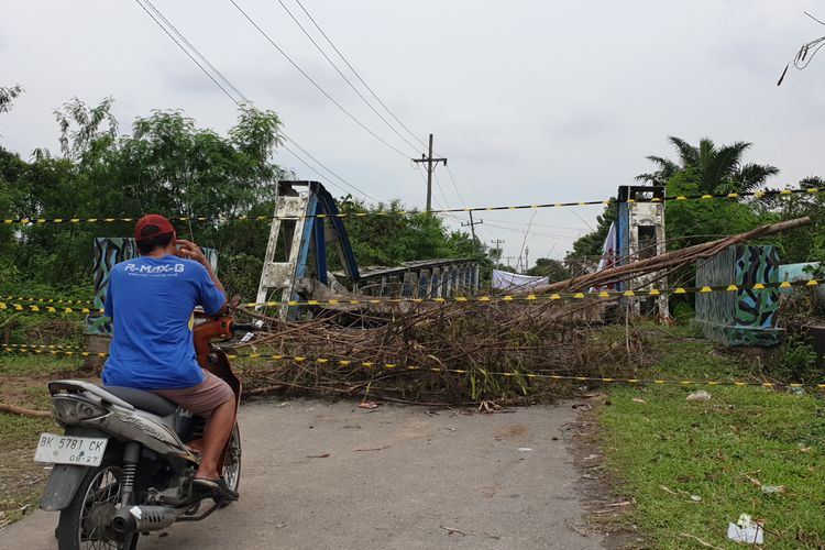 Suasana jembatan ambruk diduga akibat baut besinya dicuri, di Jalan Pelaksanaan, Desa Bandar Setia, Kecamatan Percut Sei Tuan, Kabupaten Deli Serdang, Senin (1/7/2024). 