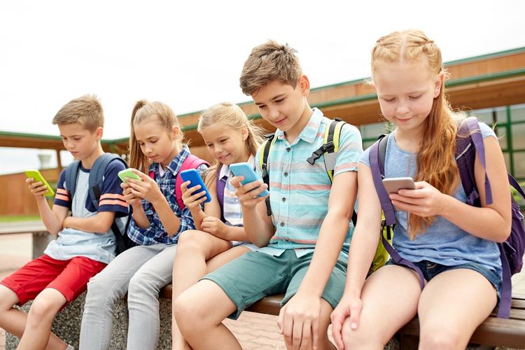 Ilustrasi anak-anak sekolah pakai ponsel.