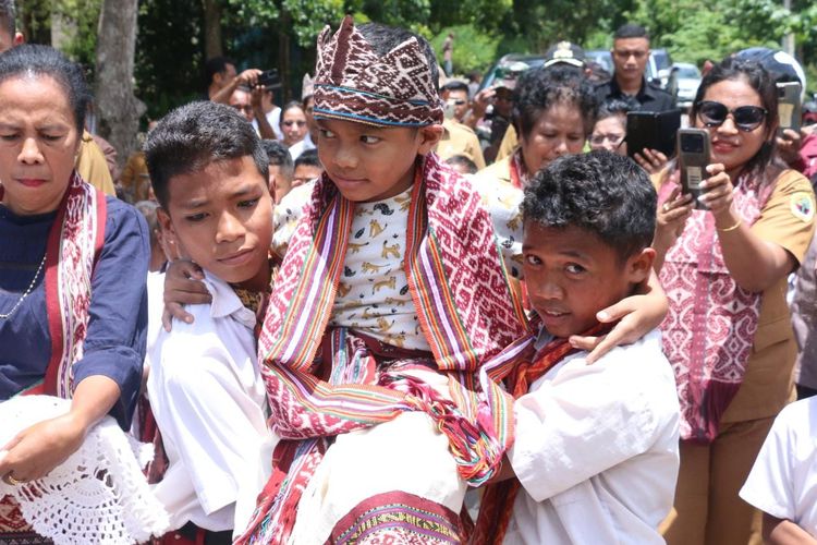 Nono saat tiba di kampung halamannya di Buraen, Kecamatan Amarasi Selatan, Kabupaten Kupang, Nusa Tenggara Timur (NTT) dan diarak teman-temannya