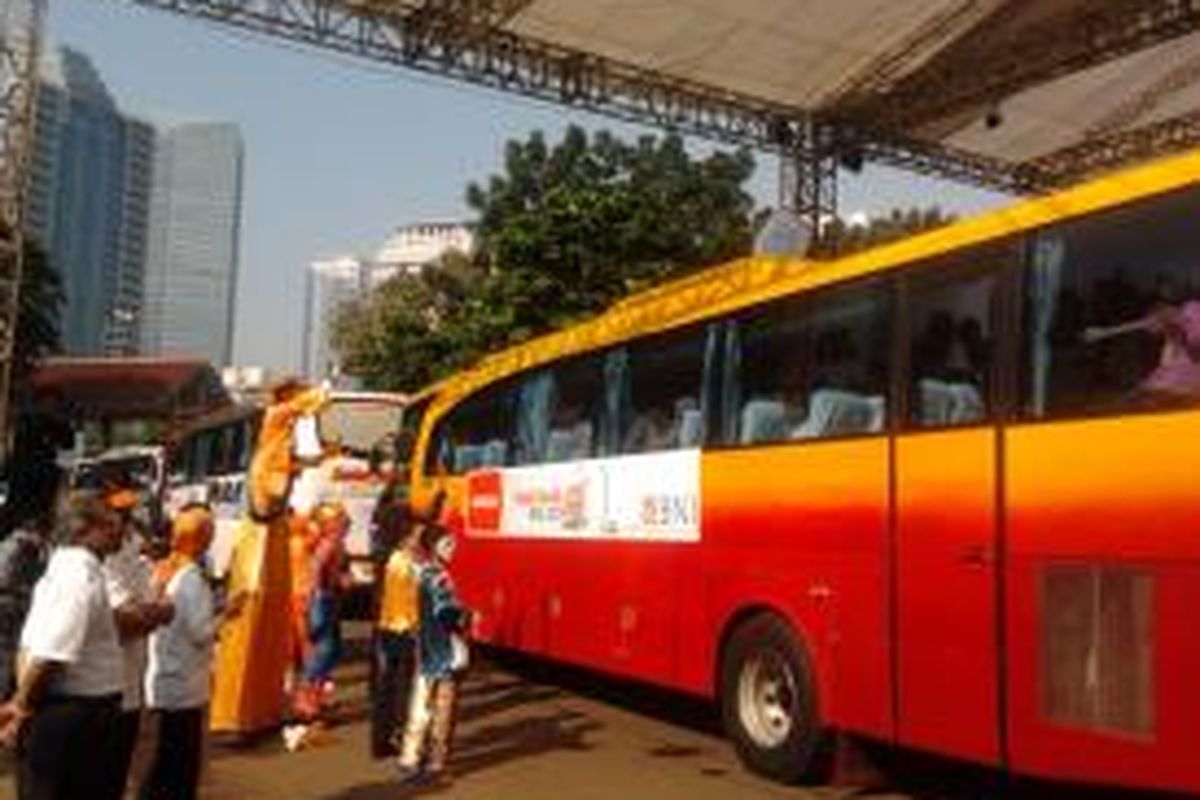 Salah satu bus yang mengangkut peserta mudik Rejeki Mudik BNI 2013 di Senayan, Jumat (2/8/2013). Tahun ini BNI memberangkatkan 6.000 pemudik dengan bus eksekutif, kereta kelas eksekutif, dan pesawat.