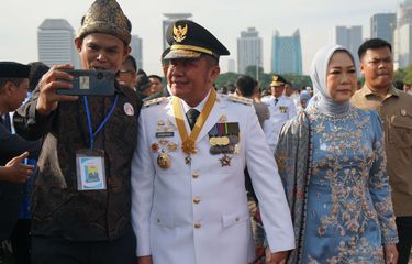 Gubernur Sulawesi Selatan terpiliih, Herman Deru didampingi istri Febrita Lustia tiba di Monas saat hendak mengikuti upacara pelantikan di Istana Kepresidenan, Jakarta, Kamis (20/2/2025). Presiden Prabowo Subianto melantik serentak 961 kepala daerah dan wakil kepala daerah terpilih pada Pilkada 2024.
