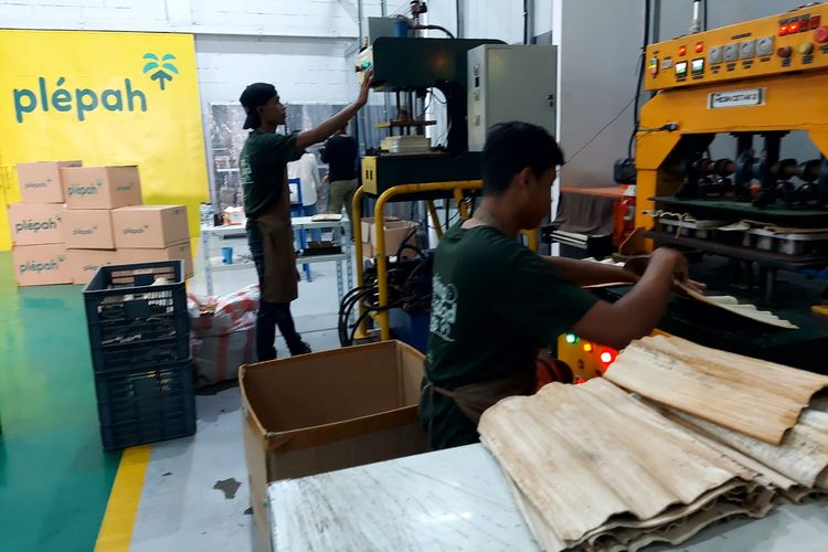 Pekerja mencetak lembar-lembar pelepah pinang untuk dijadikan pembungkus makanan