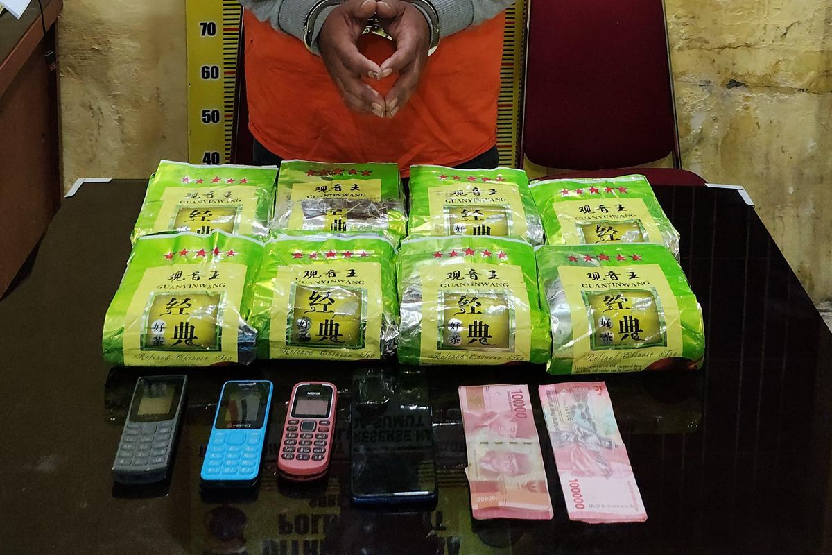 Barang bukti 8 kg sabu yang diamankan polisi dari 3 kurir jaringan Indonesia Malaysia yang ditangkap di Asahan dan Labura, Selasa (18/2/2025)