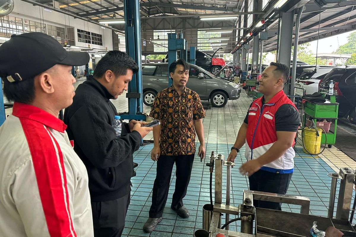 Pertamina Patra Niaga mengecek bengkel-bengkel di area Cibinong untuk menanggapi dugaan kerusakan mesin akibat kualitas Pertamax, Minggu (24/11/2024).
