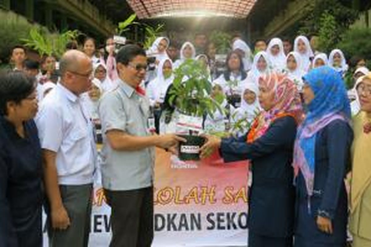Manager CSR AHM Yudi Yozardi (tiga dari kanan) secara simbolis menyerahkan Tanaman Obat Keluarga (TOGA) kepada Kepala Sekolah SMAN 13 Jakarta Utara Noviolaleni pada rangkaian acara Gebyar Sekolah Satu Hati di SMAN 13 Jakarta Utara (24/2/2015).