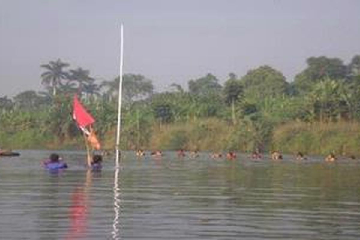 Warga Tangerang Selatan, Rabu (17/8/2011), mengadakan upacara bendera unik, yaitu mengapung di air.