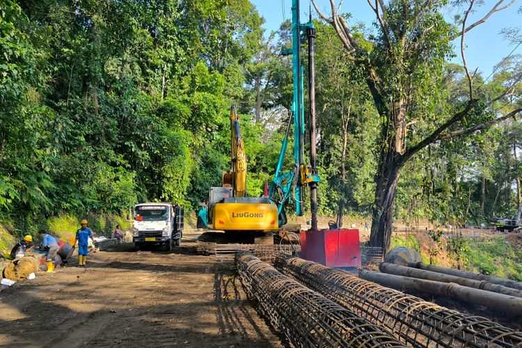 Hujan Jadi Kendala Utama Perbaikan Jalur Gumitir Jember, Pemasangan Bored Pile dan Pengelasan Harus Berhenti