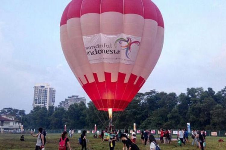 Balon udara berukuran raksasa bertuliskan Wonderful Indonesia menyambut warga Malaysia yang datang ke Festival Myballoon Fiesta di Lapangan Desa Park City, Kuala Lumpur, Malaysia, 10-12 Maret 2017.