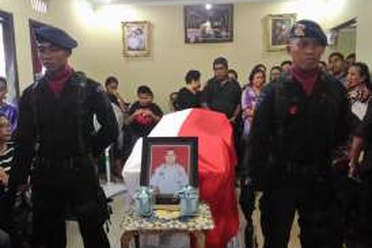 jenazah AKP Fredy Manuhutu, anggota BKO Brimob Kelapa Dua Mabes Polri yang meninggal dunia di pegunungan Poso, Sulawesi Tengah, tiba di Kampung Halamannya di Ambon, Minggu (21/2/2016)