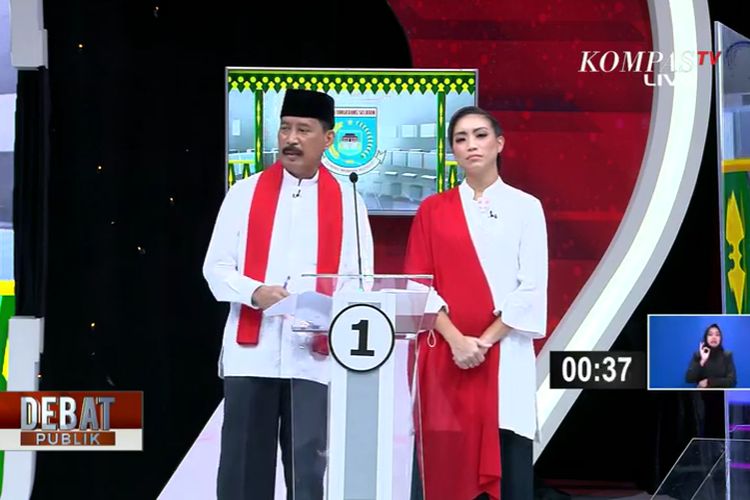 Paslon wali kota dan wakil wali kota Tangerang Selatan nomor urut 1, Muhamad-Saraswati, dalam debat pilkada, Minggu (22/11/2020).