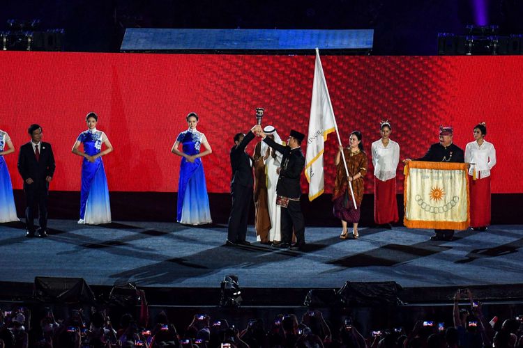 Gubernur DKI Jakarta, Anies Baswedan saat menyerahkan piala sebagai simbol Asian Games ke-19 di Hang Zhou, China, pada Upacara Penutupan Asian Games ke-18 tahun 2018 di Stadion Utama GBK, Senayan, Jakarta Pusat, Minggu (2/9/2018).